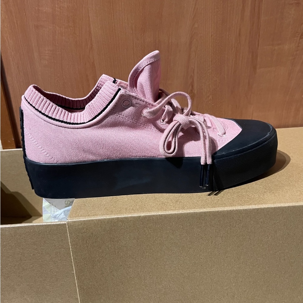 Karlie Kloss by Adidas! Pink & Black Women’s 8.5 and men’s 7